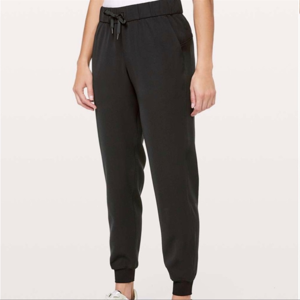 Lululemon on the fly joggers